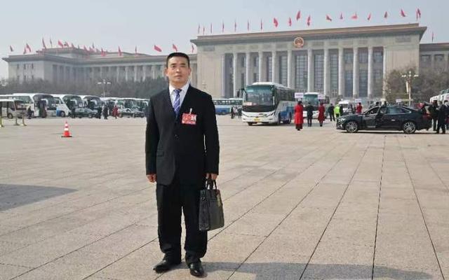 代表：建议农民工实行月薪制