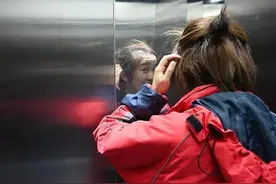 为什么电梯里要装镜子？知道真相的我被暖到了！图片
