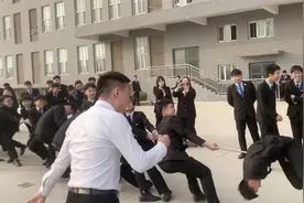男生拔河“挂”在绳上赢得比赛，当事人：干扰战术奏效图片
