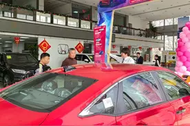 “电话都被打爆了！”实探车市“清仓式大促销”：13万买宝马，丰田买一赠一……图片