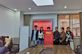 善心善举！洛阳理工学院学子路途中救扶老人图片