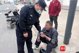 老汉低血糖晕倒街头 民警暖心救助帮其恢复神志图片
