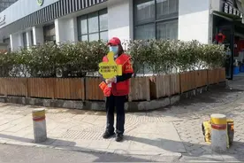 斑马线前来了公交红马甲，倡导文明礼让图片