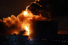 韩国一轮胎厂发生火灾，11人送医救治图片