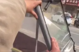 阿姨和三轮车连人带车被大风吹翻 热心夫妇上前将其扶起图片