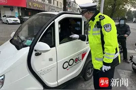 扬州专项整治非标电动三、四轮车，交警边查边给驾驶人上“安全课”图片