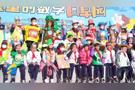 把数学元素穿上身！青岛小学校园上演精彩变装秀图片
