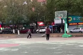 大爷打篮球老伴甜蜜跟拍 网友：仿佛看到篮球场上的少年少女图片