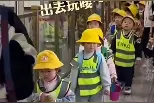 治愈！网友偶遇“小黄帽”集体地铁出行郊游 直呼人类幼崽太可爱图片