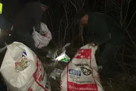 老人“组团”上高速拾荒 民警及时劝离图片