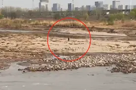 来时好好的，回不去了！男子钓鱼被困河中“孤岛”…图片