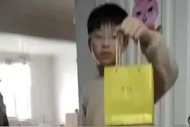 超级小暖男！9岁男孩攒了几年压岁钱，给妈妈买1500元金戒指图片