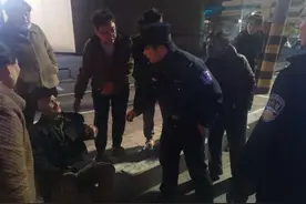 95岁老兵突发低血糖倒地，民警倾情救助图片