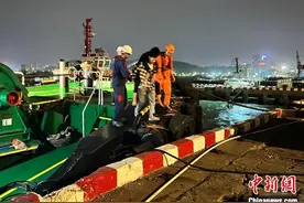 广西防城港海上搜救中心成功救助一名海上作业受伤昏迷渔民图片