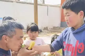 400多条温暖视频，告诉人们“白发校长”为何被孩子“霸气投喂”图片