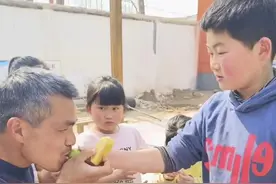 400多条温暖视频，告诉人们“白发校长”为何被孩子“霸气投喂”图片