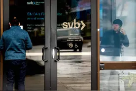 硅谷银行恢复开门！储户排长队取款，有人凌晨五点半就开始等，有人带行李箱来...图片