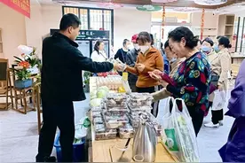 菌菇、松茸、蜂蜜、土鸡蛋…… 优质农产品进社区 助农便民“零距离”图片