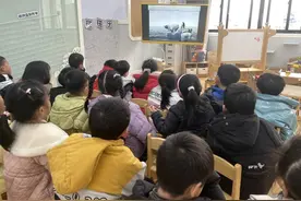 垃圾分类，我能做到，这群幼儿园娃在承诺书上签下名字图片