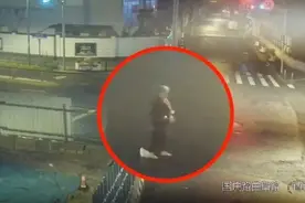 雨夜，老人迷失街头……热心市民与民警协力，为老人找到家图片
