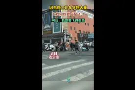 因电瓶三轮车货物太重，大妈险些要“起飞”图片