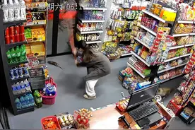 老鼠跑进便利店女员工拿扫把对战“三百回合”  猫咪却在一旁看戏图片