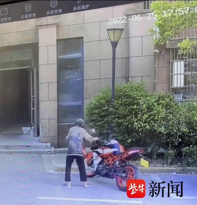 老人故意推倒摩托车案新进展