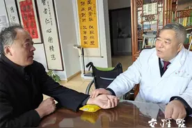 与“雷锋”同行 | 轮椅上的“雷锋”医生：希望带动更多人加入志愿者队伍图片