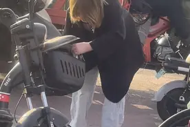 女子等信号灯遇交警，发现头盔被锁车筐引围观，当事女子：深刻反省自己的错误图片