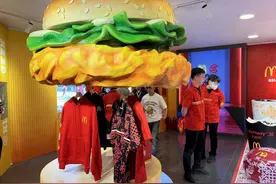 麦麦潮辣快闪店亮相五棵松华熙下沉广场图片