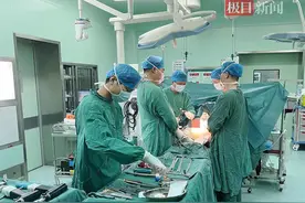老人膝盖疼痛多年误当滑膜炎，原是多年酗酒将股骨头“醉死”图片