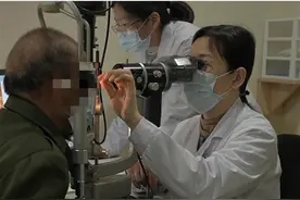爹爹左眼角膜溃烂穿孔，武汉医生为其顺利实施角膜移植术，并减免部分手术费用图片