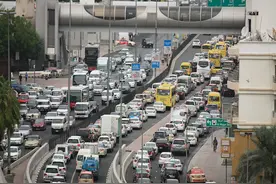 新能源车投诉猛增6成！不按约交车成重灾区，特斯拉狂降价老车主很受伤图片