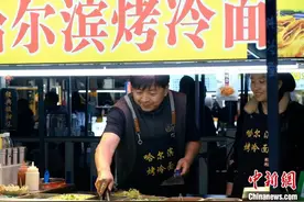 广西柳州夜市经济升温 东北“候鸟”从途经到“扎根”图片