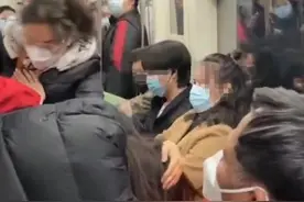 北京地铁内一大妈殴打孕妇？ 警方：已找到当事人，“被打女子”无身孕图片