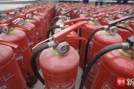 镇江某小区惊现2000具不合格灭火器图片
