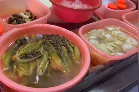 芥菜泡污水扔路边、工人赤脚踩原料，记者暗访“潮汕腌制菜”生产乱象图片