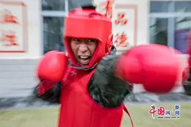 广西北海：武警官兵开展搏击对抗训练图片