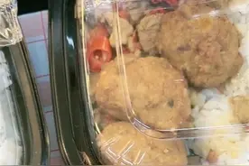 杭州沃尔玛门店回应“熟食区有蟑螂爬行”：所涉食物被废弃，已加强消杀图片