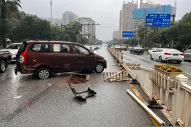 郴州：面包车强行变道，上演“回旋漂移”图片