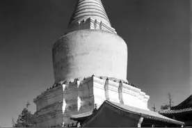 白塔寺外还有黑塔和青塔图片