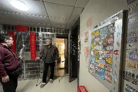 小区楼道被“小广告”攻陷，拍“板”介入，街道联合多部门拿出解决办法图片