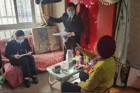 空调滴水引发邻里矛盾，法官上门解决问题图片