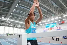 刘德助打破室内男子1500米全国纪录图片