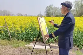 云梦：农民画家油菜花海写生图片