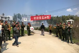 寻亲女孩范玮玮认亲现场：一家三口相拥而泣，养父母专门请了乐队，家中为她保留着干净的房间图片
