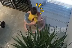 惊险！宝宝坐学步车摔下楼梯瞬间，被店员大姐一把接住，妈妈：第二天看监控很后怕图片