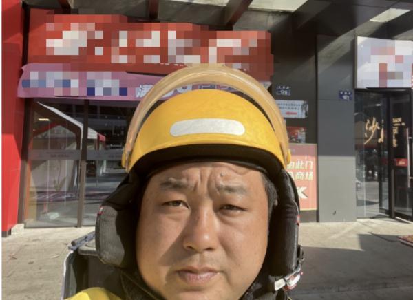 连送三单外卖给同一女子后，杭州小哥越想越不对劲，报警！