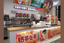 暗访两家蜜雪冰城门店：频繁改标签过期继续用，偷工减料省成本图片