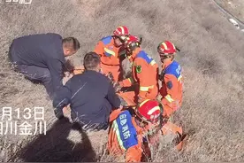 30秒 | 游客山上捡无人机摔伤，救援人员用担架抬至山下救治图片